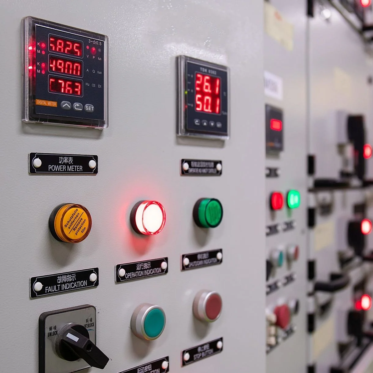 Control-panel instruments, status indicators and manual selector switch
